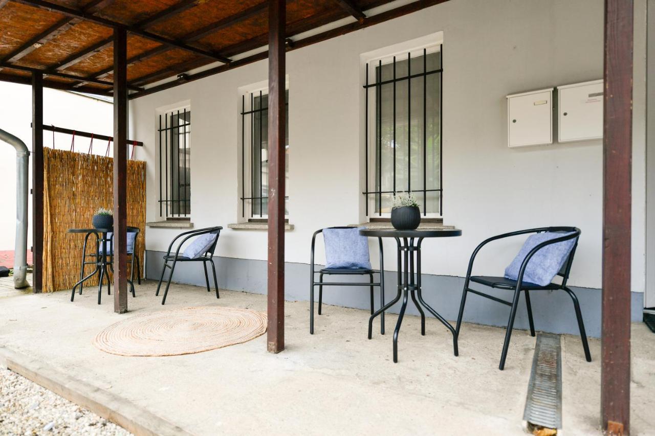 Fuerst-Pueckler-Apartment_Bis 6 Personen_Waschmaschine_Kueche_2X Parkplaetze_Terrasse_Netflix Cottbus Luaran gambar